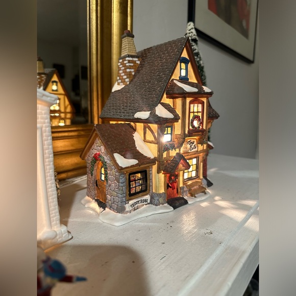 Santa’s workbench collection. The calico cat toy shop. No light includes - Picture 4 of 8